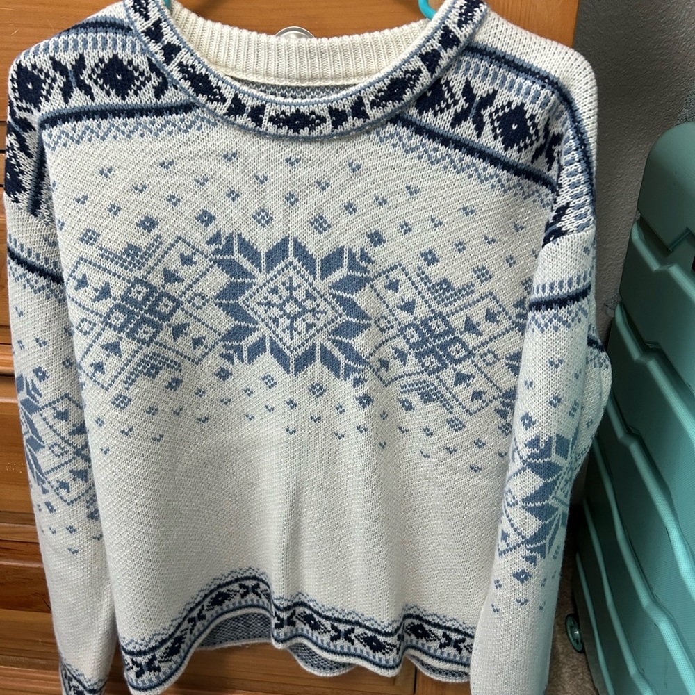 Women's Blue and White Patterned Sweater